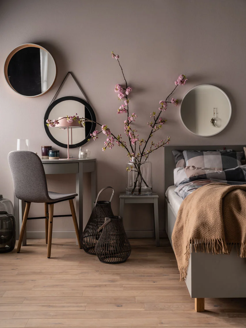 Elegancka sypialnia z toaletką